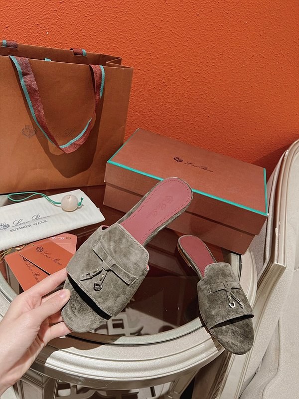 로로피아나 썸머 참스 샌들 [매장가 280만원대]