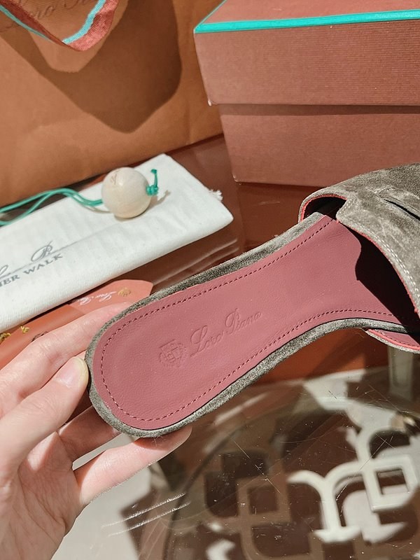 로로피아나 썸머 참스 샌들 [매장가 280만원대]