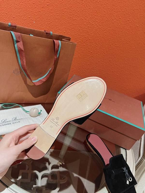 로로피아나 썸머 참스 샌들 [매장가 280만원대]