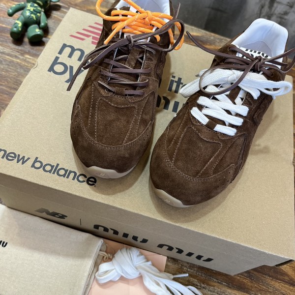 미우미우x뉴발란스 스니커즈 다크브라운