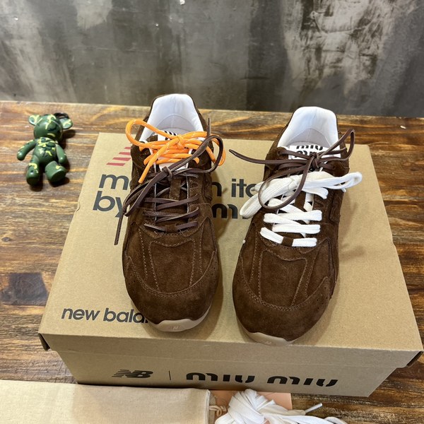 미우미우x뉴발란스 스니커즈 다크브라운