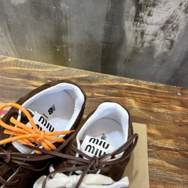 미우미우x뉴발란스 스니커즈 다크브라운