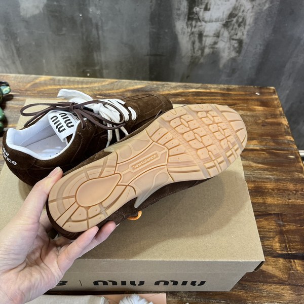 미우미우x뉴발란스 스니커즈 다크브라운