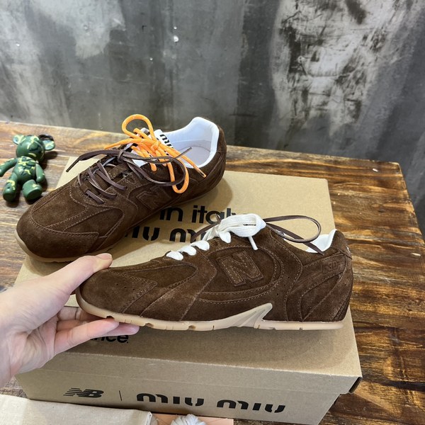 미우미우x뉴발란스 스니커즈 다크브라운