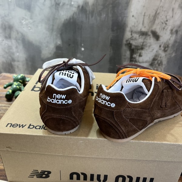 미우미우x뉴발란스 스니커즈 다크브라운
