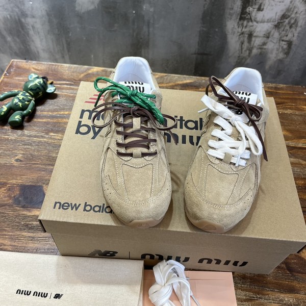 미우미우x뉴발란스 스니커즈 라이트베이지