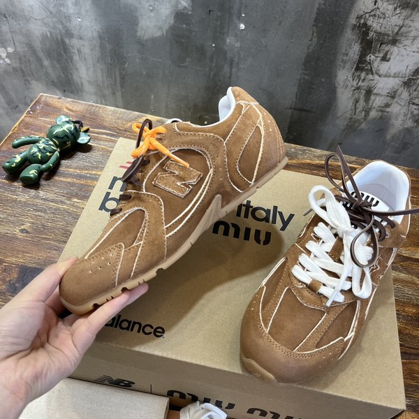 미우미우x뉴발란스 스니커즈 브라운