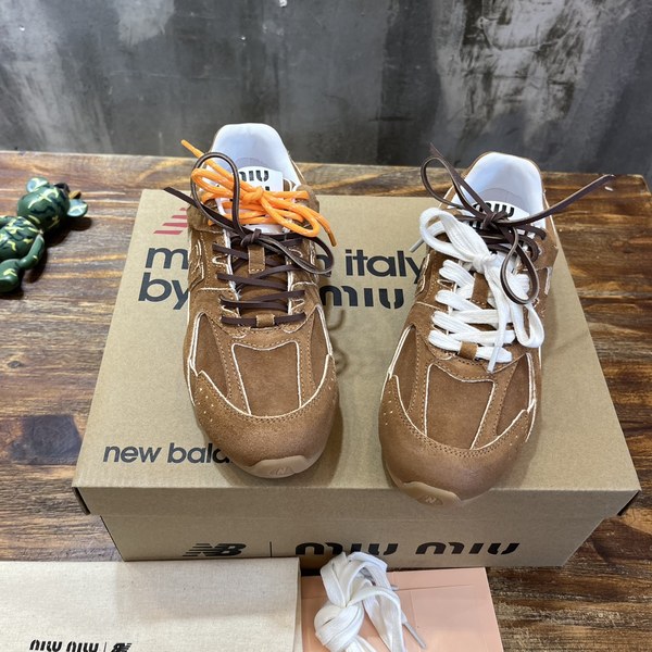 미우미우x뉴발란스 스니커즈 브라운