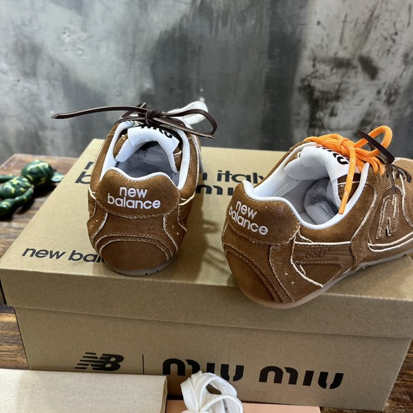 미우미우x뉴발란스 스니커즈 브라운