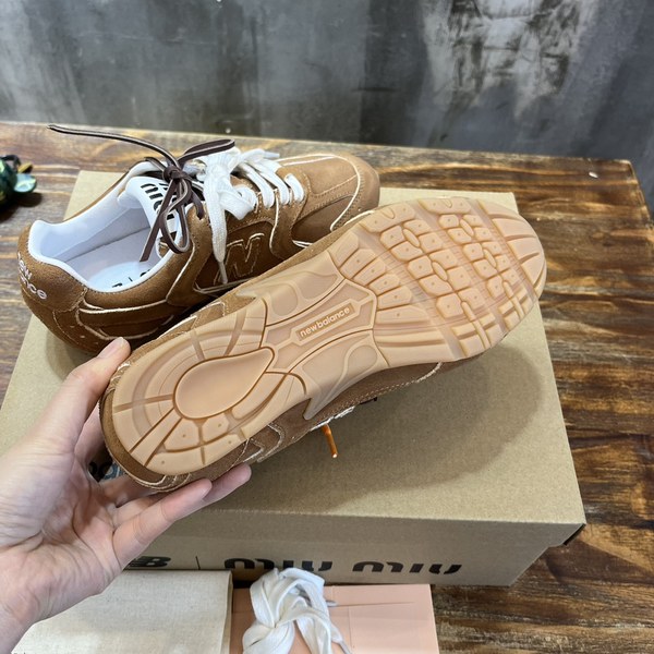 미우미우x뉴발란스 스니커즈 브라운