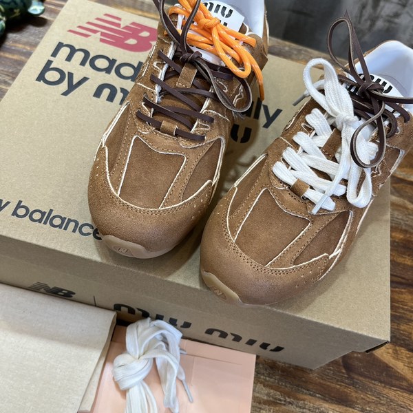 미우미우x뉴발란스 스니커즈 브라운