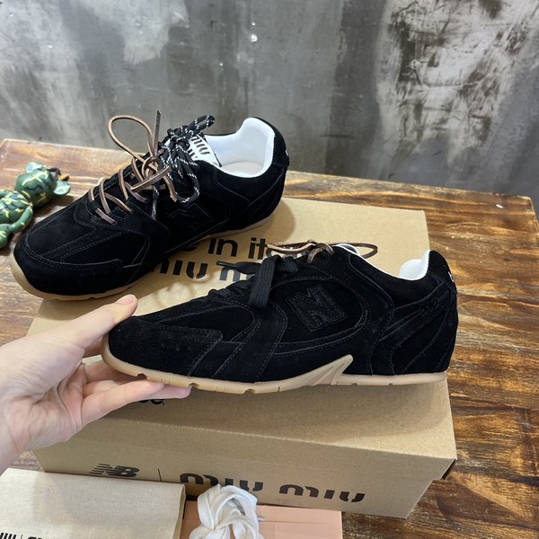 미우미우x뉴발란스 스니커즈 블랙