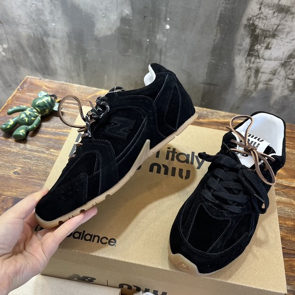 미우미우x뉴발란스 스니커즈 블랙