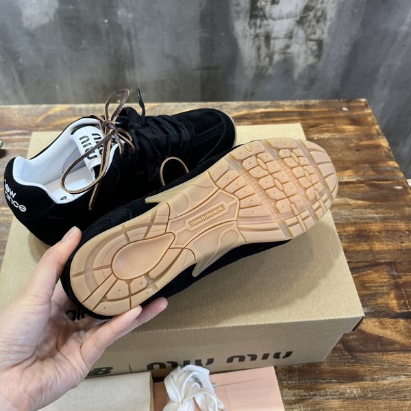 미우미우x뉴발란스 스니커즈 블랙