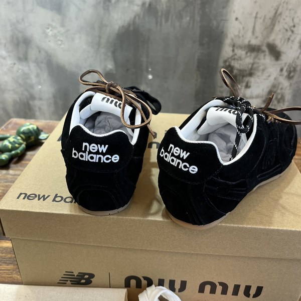 미우미우x뉴발란스 스니커즈 블랙