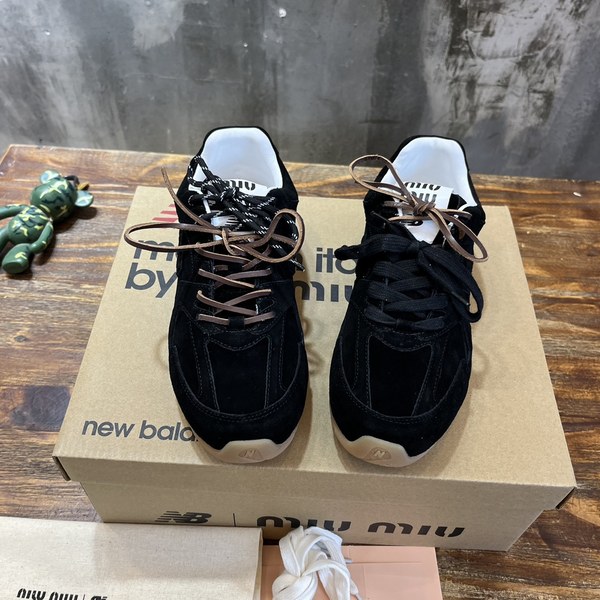 미우미우x뉴발란스 스니커즈 블랙