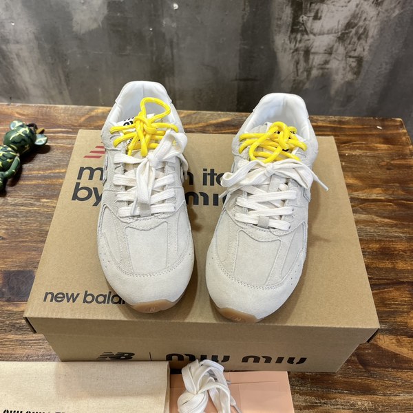 미우미우x뉴발란스 스니커즈 그레이