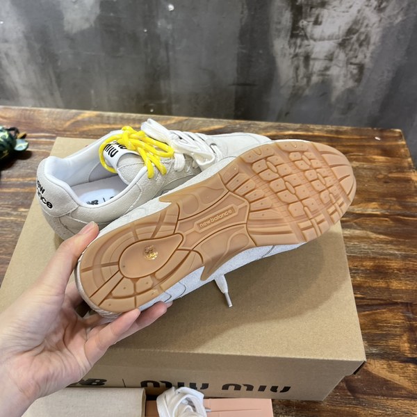 미우미우x뉴발란스 스니커즈 그레이