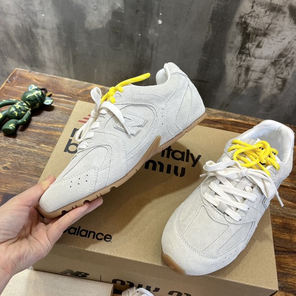미우미우x뉴발란스 스니커즈 그레이