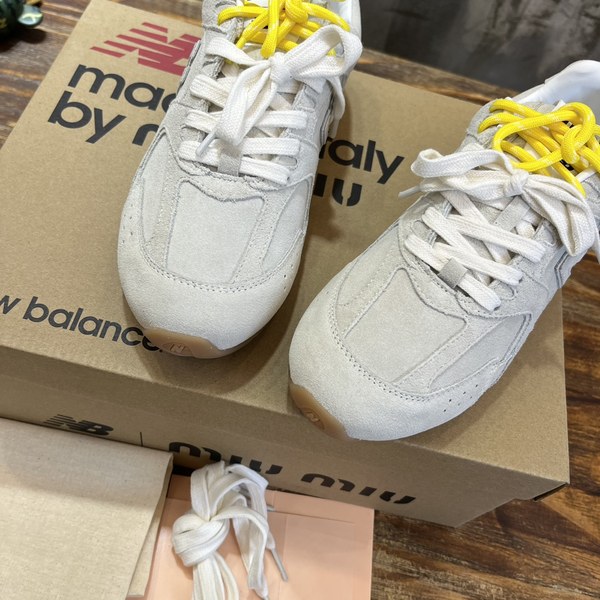 미우미우x뉴발란스 스니커즈 그레이