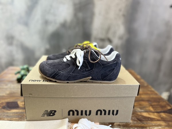 미우미우x뉴발란스 스니커즈 네이비