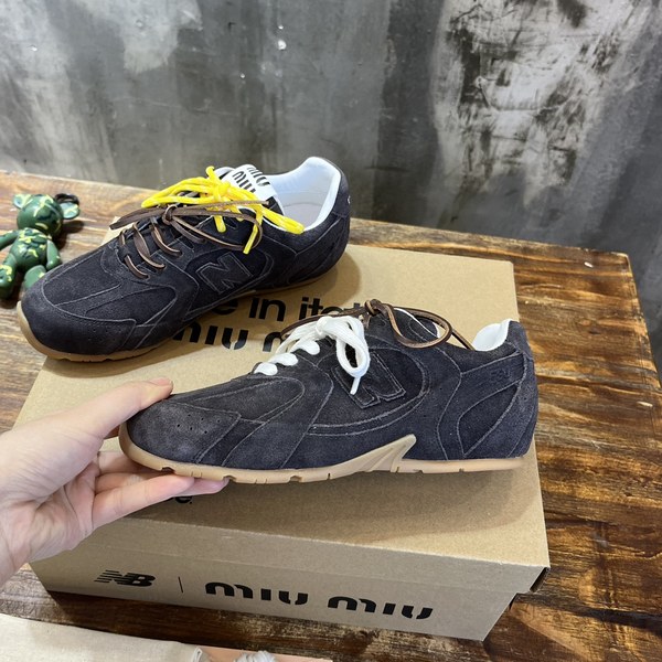 미우미우x뉴발란스 스니커즈 네이비