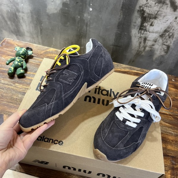 미우미우x뉴발란스 스니커즈 네이비