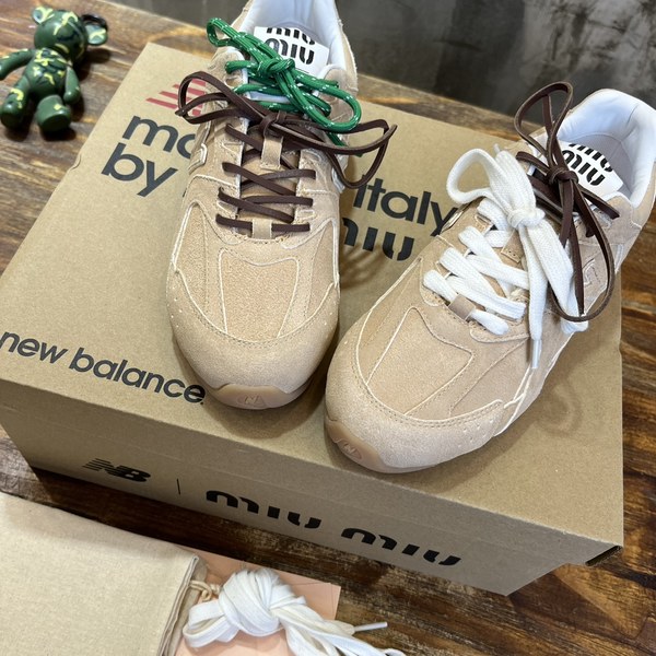 미우미우x뉴발란스 스니커즈 베이지