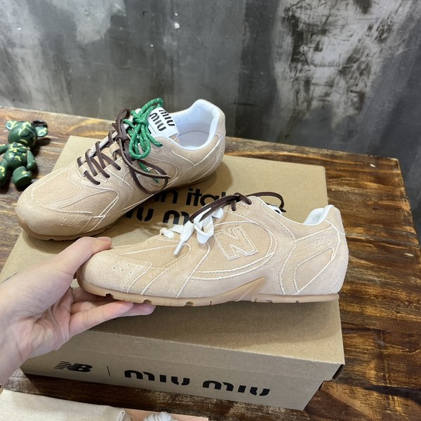 미우미우x뉴발란스 스니커즈 베이지