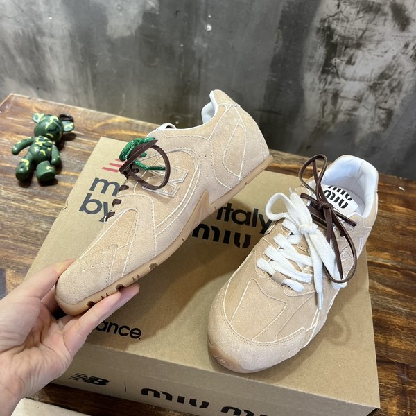 미우미우x뉴발란스 스니커즈 베이지