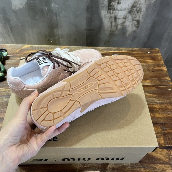 미우미우x뉴발란스 스니커즈 핑크