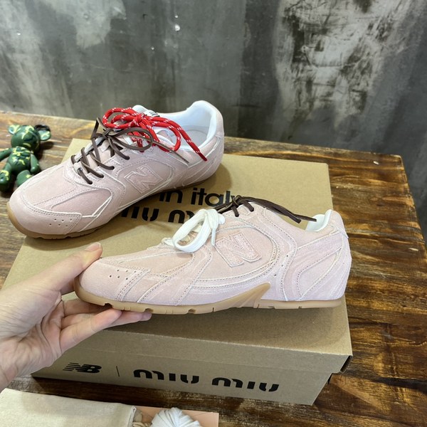 미우미우x뉴발란스 스니커즈 핑크