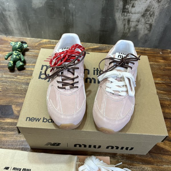미우미우x뉴발란스 스니커즈 핑크