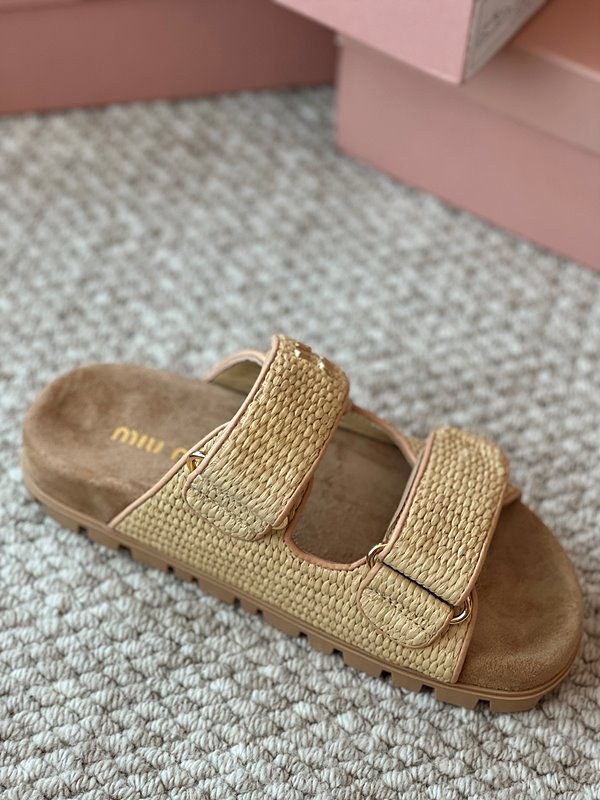 미우미우 라피아 효과 우븐 패브릭 슬라이드 [매장가 142만원대]
