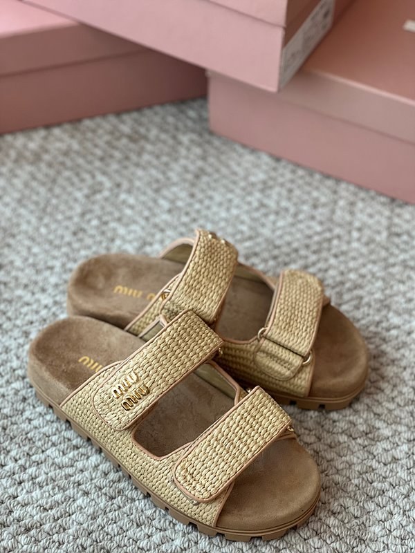 미우미우 라피아 효과 우븐 패브릭 슬라이드 [매장가 142만원대]