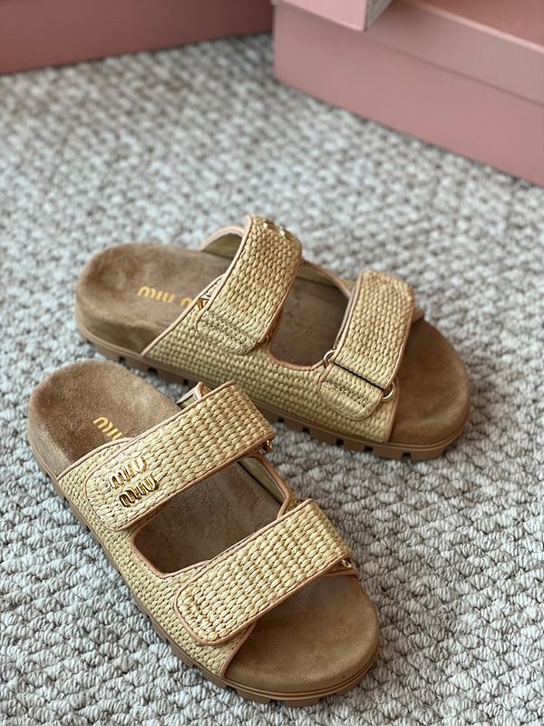 미우미우 라피아 효과 우븐 패브릭 슬라이드 [매장가 142만원대]