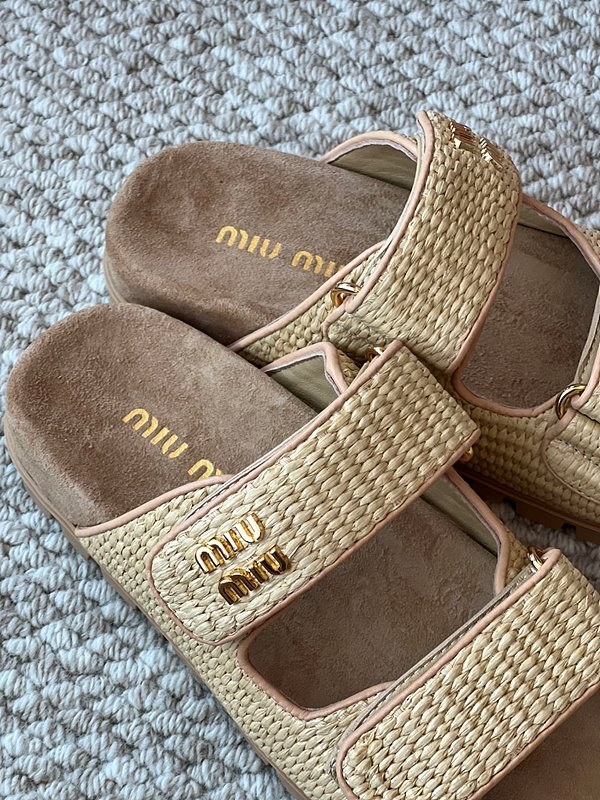 미우미우 라피아 효과 우븐 패브릭 슬라이드 [매장가 142만원대]