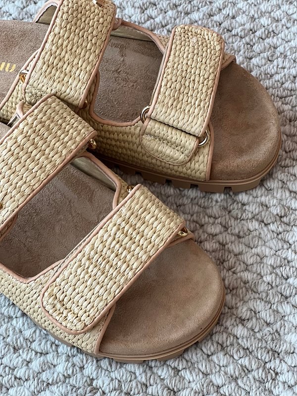 미우미우 라피아 효과 우븐 패브릭 슬라이드 [매장가 142만원대]