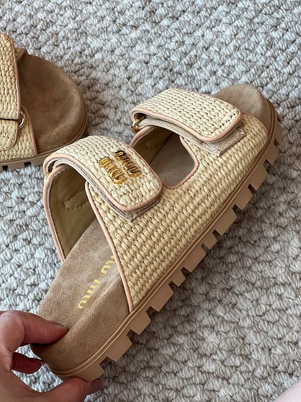미우미우 라피아 효과 우븐 패브릭 슬라이드 [매장가 142만원대]