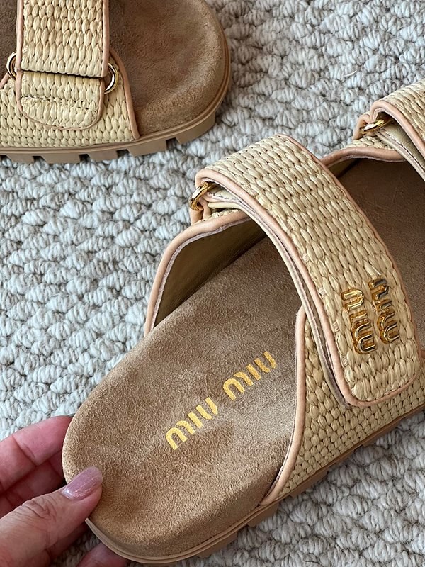 미우미우 라피아 효과 우븐 패브릭 슬라이드 [매장가 142만원대]
