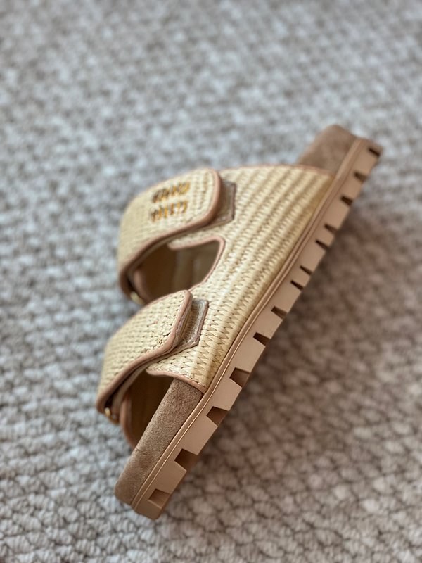 미우미우 라피아 효과 우븐 패브릭 슬라이드 [매장가 142만원대]