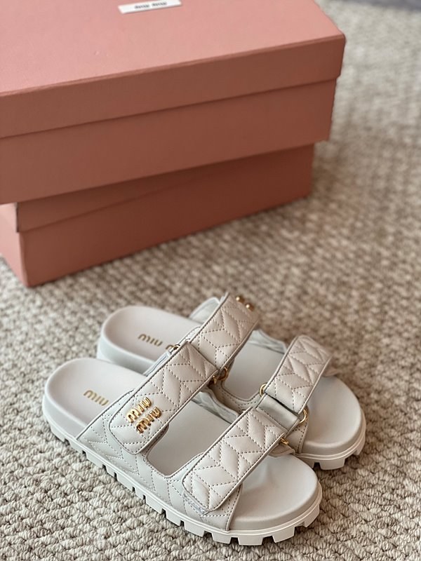 미우미우 마테라쎄 나파 가죽 슬라이드 [매장가 159만원]