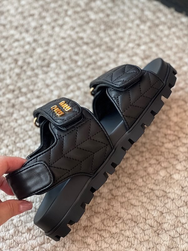 미우미우 마테라쎄 나파 가죽 스포츠 샌들 [매장가 171만원대]