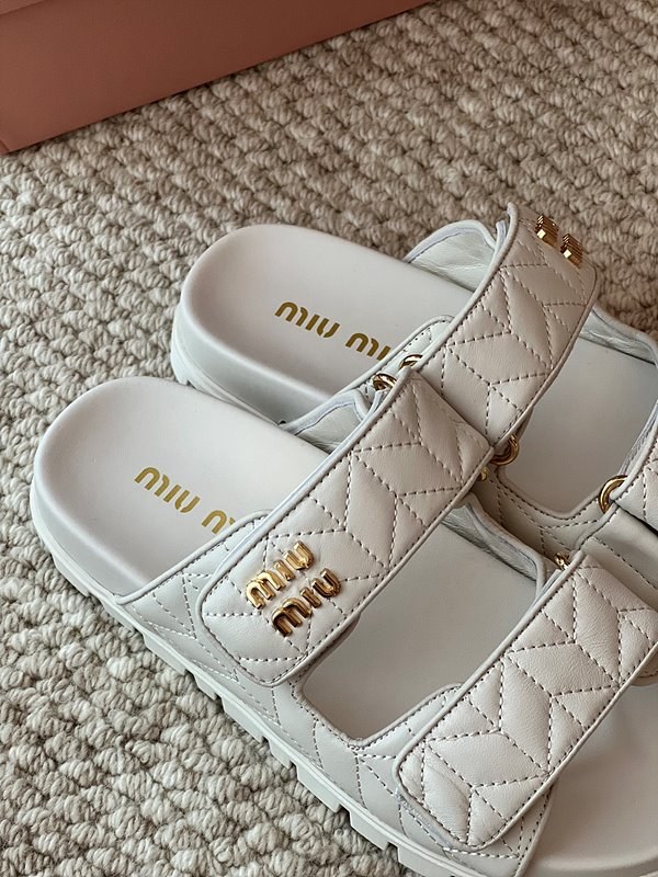 미우미우 마테라쎄 나파 가죽 슬라이드 [매장가 154만원대]