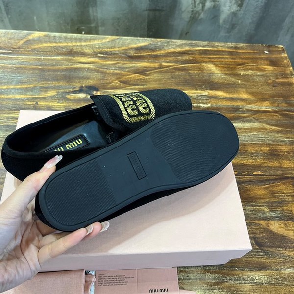 미우미우 24 SS 미우미우 로고 엠브로이드 소프트 벨벳 슬리퍼 로퍼 [매장가 156만원대]