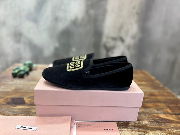 미우미우 24 SS 미우미우 로고 엠브로이드 소프트 벨벳 슬리퍼 로퍼 [매장가 156만원대]