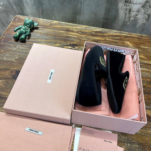 미우미우 24 SS 미우미우 로고 엠브로이드 소프트 벨벳 슬리퍼 로퍼 [매장가 156만원대]