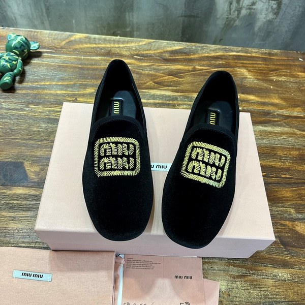 미우미우 24 SS 미우미우 로고 엠브로이드 소프트 벨벳 슬리퍼 로퍼 [매장가 156만원대]