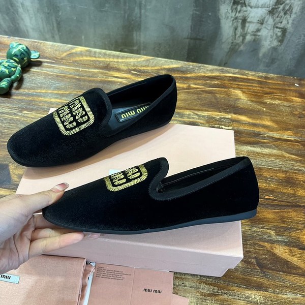 미우미우 24 SS 미우미우 로고 엠브로이드 소프트 벨벳 슬리퍼 로퍼 [매장가 156만원대]