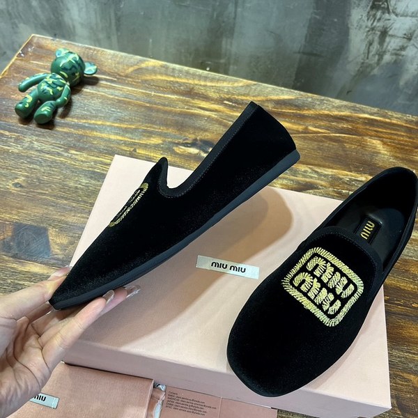 미우미우 24 SS 미우미우 로고 엠브로이드 소프트 벨벳 슬리퍼 로퍼 [매장가 156만원대]
